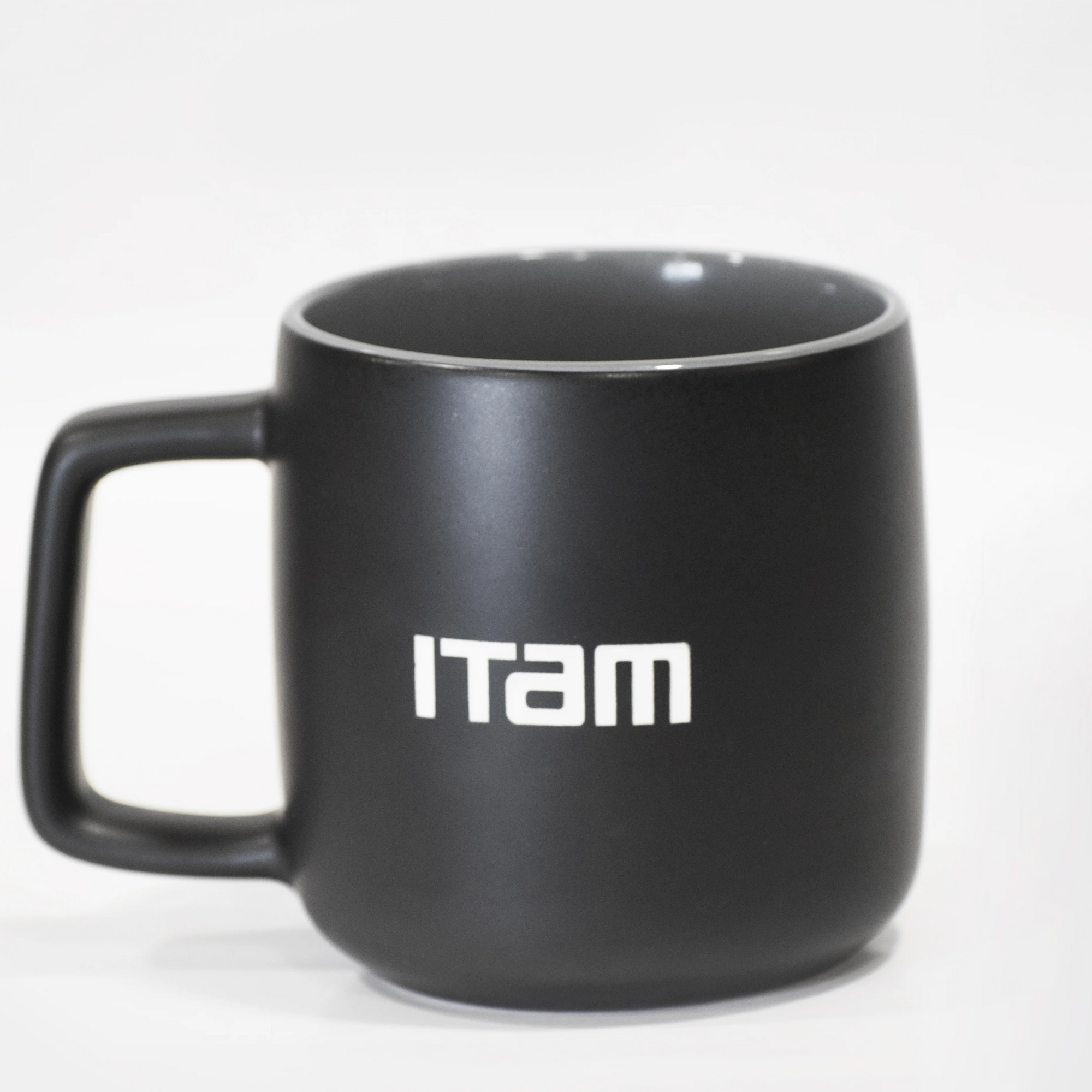 Taza negra con logo ITAM